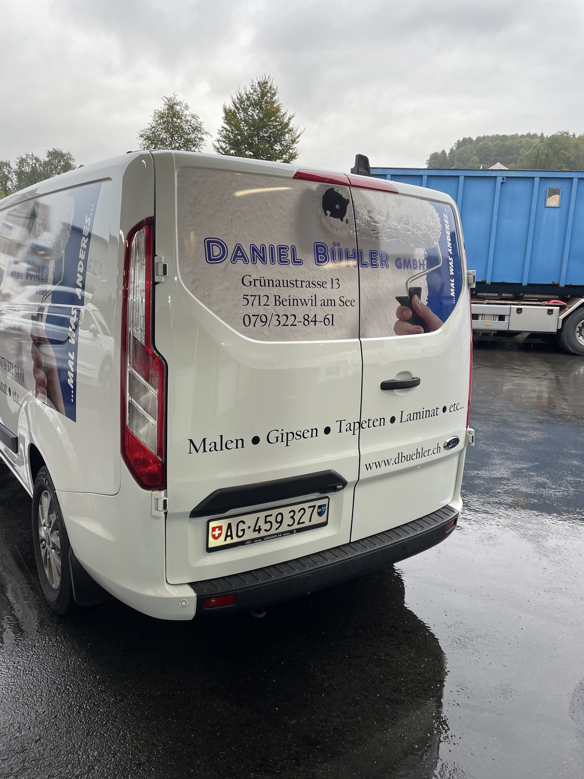 Firmenfahrzeug der Daniel Bühler GmbH mit Beschriftung Malen, Gipsen, Tapeten, Laminat