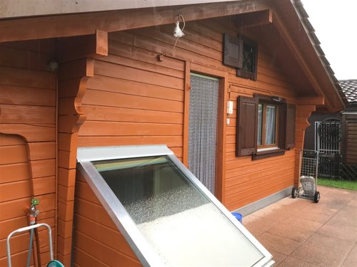 Renoviertes Gartenhaus mit neuem Dachfenster, Aussenanstrich