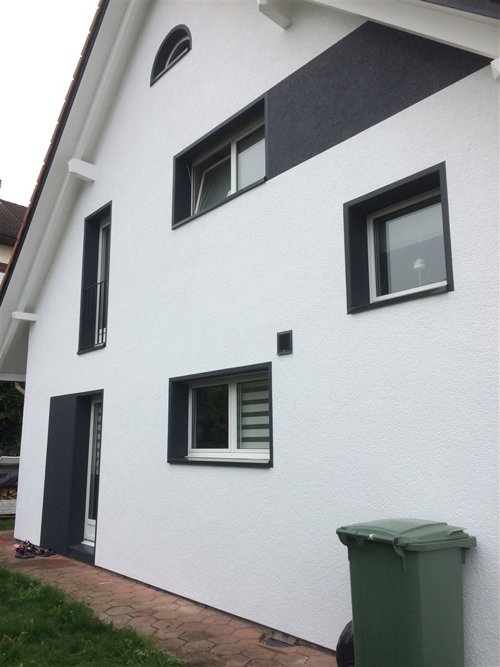 Treppenhaus innen, frisch gestrichen in Grautönen