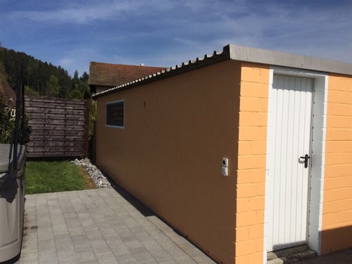Kellerraum innen, frisch weiss gestrichene Wandverkleidung