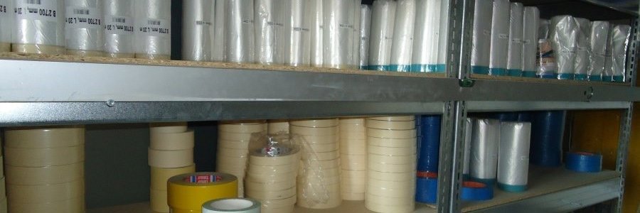 Tapeten- und Malerbedarf im Materiallager