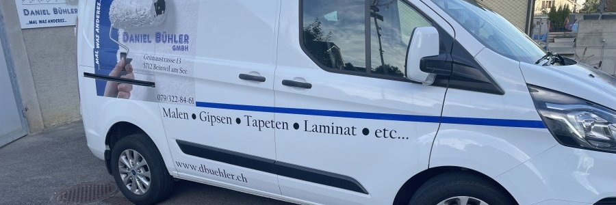 Firmenfahrzeug mit Leistungsbeschriftung